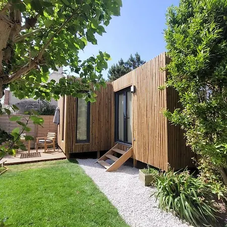 La Du Sentier, Original En Bois Et Sur Pilotis Avec Beau Jardin Et Très Proche De La *