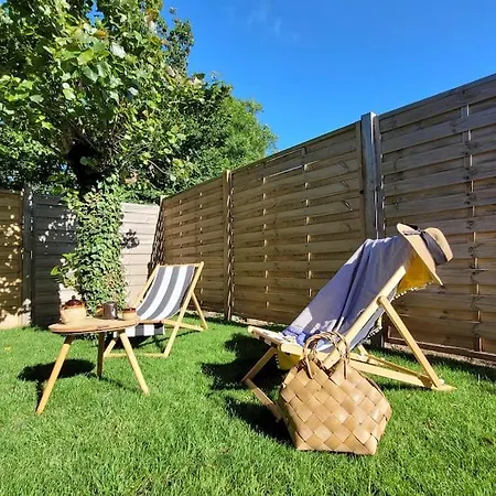 Hébergement de vacances La Du Sentier, Original En Bois Et Sur Pilotis Avec Beau Jardin Et Très Proche De La *