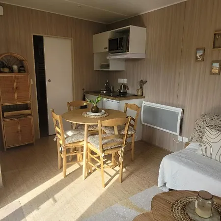 La Du Sentier, Original En Bois Et Sur Pilotis Avec Beau Jardin Et Très Proche De La