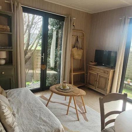 Hébergement de vacances La Du Sentier, Original En Bois Et Sur Pilotis Avec Beau Jardin Et Très Proche De La Sangatte